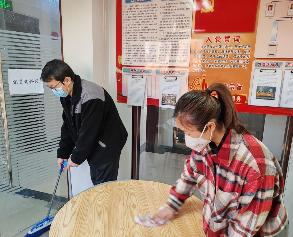 銅冠金源黨支部組織開展義務(wù)勞動(dòng) 銅冠金源黨支部組織開展義務(wù)勞動(dòng)